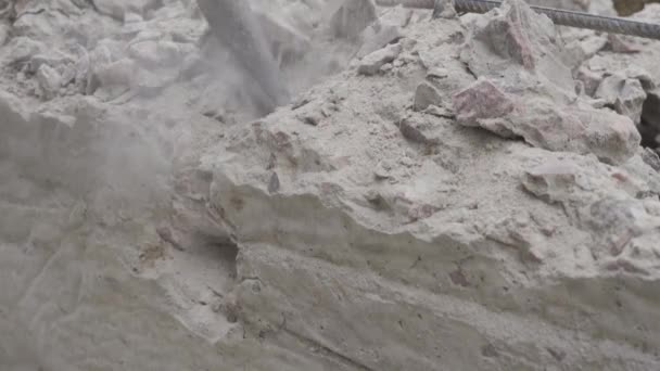 Demolice sbíječky betonové konstrukce na staveništi zblízka, pohled shora — Stock video