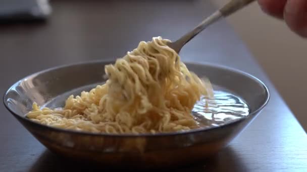 Mexendo macarrão instantâneo de dar água na boca com especiarias — Vídeo de Stock