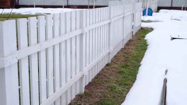 Bahçe yataklarını ayıran beyaz ahşap çit — Stok video