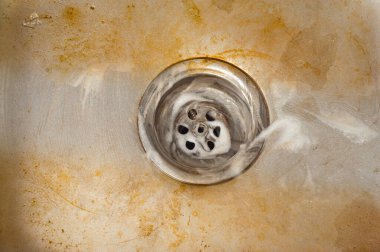 Mutfak lavabosu örneğini kullanarak yüksek kaliteli bir deterjanın nasıl kullanıldığını gösteren bir örnek.