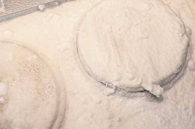 Mutfak sobası beyaz köpük deterjanıyla işlenmiş. Kıvırcık topraktan yapılmış.