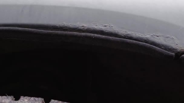 A parte de baixo do pára-lamas está corroída. O efeito da umidade nas partes do corpo do carro — Vídeo de Stock