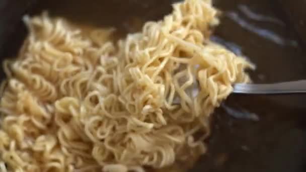 Mezclar fideos instantáneos deliciosos con especias — Vídeo de stock