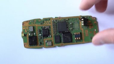 Kiev, Ukrayna - 11 Mart 2021: Eski telefonun elektronik panosu beyaz bir arkaplana yerleştirilir ve ters çevrilir