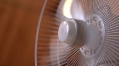 Yer pervanesi sıcak havada odada çalışır.