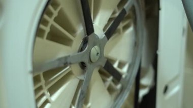 Yıkama döngüsü ve dikiz ayarı sırasında test makinesinin varilinin titreşimi. Makara dönüşü 