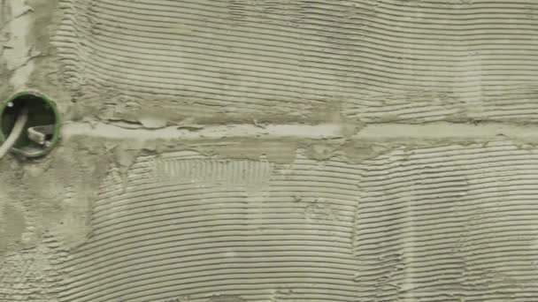Tomada interna de uma tomada em uma parede de concreto com arames salientes — Vídeo de Stock