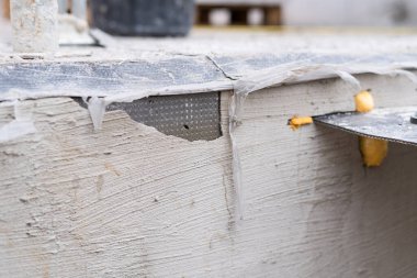 Temeldeki köpüğün macunu soyuluyor.