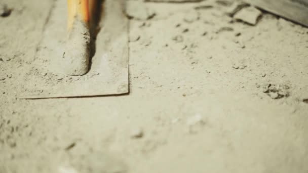 Espátulas para rebocar as paredes jazem no chão — Vídeo de Stock