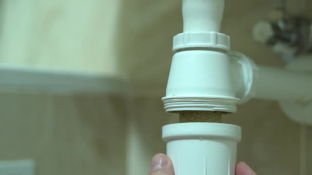 Close-up de aparafusar o sifão após a limpeza — Vídeo de Stock