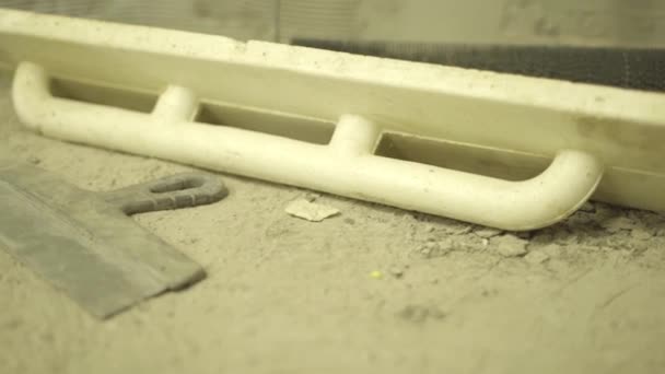 Spatlar för putsning av väggarna ligger på golvet — Stockvideo