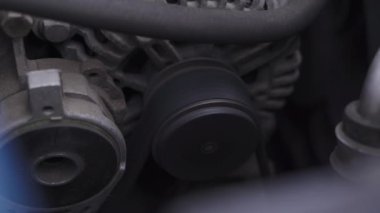 Çalışan bir benzinli içten yanmalı motorda alternatör silindiri