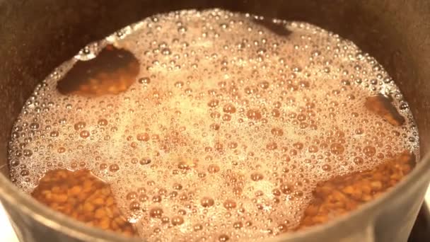 Le sarrasin bouille dans une casserole en fonte. — Video