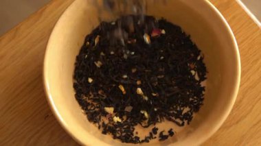 Büyük yaprak çayını yavaş çekimde bir tabağa dök.