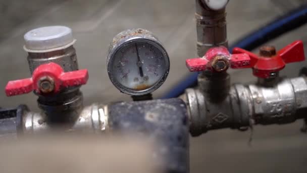 Nahaufnahme eines Wasserabsperrventils in der Nähe eines Drucksensors in einem tiefen Brunnen — Stockvideo