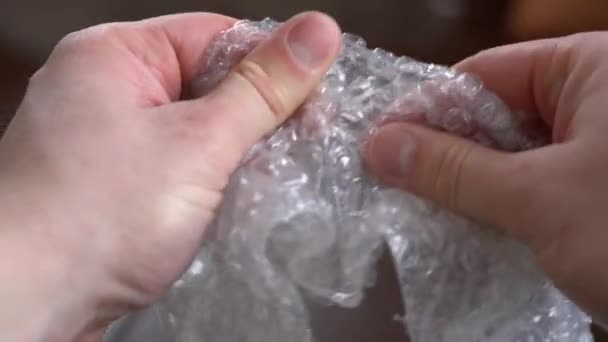 Clicando e estourando de plástico bolha devido a nervos e para se acalmar — Vídeo de Stock