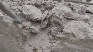 İnşaat alanındaki beton bir binanın yıkımı, üst manzara.