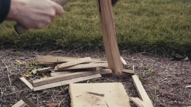 Eikenhout in kleine spaanders splijten om een vuur buiten in slow motion aan te steken — Stockvideo