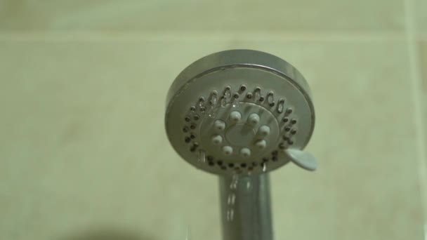 Gocce d'acqua che sgocciolano dallo spray doccia al rallentatore — Video Stock