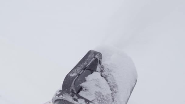 Grandes cantidades de nieve se soplan a través de la barra de tracción del soplador de nieve — Vídeos de Stock