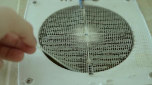 Udskiftning af filteret mesh med støv på hætten i badeværelset – Stock-video