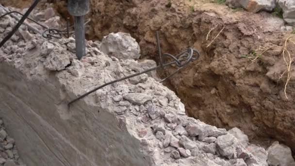 Démolition d'un marteau-piqueur d'une structure en béton sur un chantier close-up, vue de dessus — Video