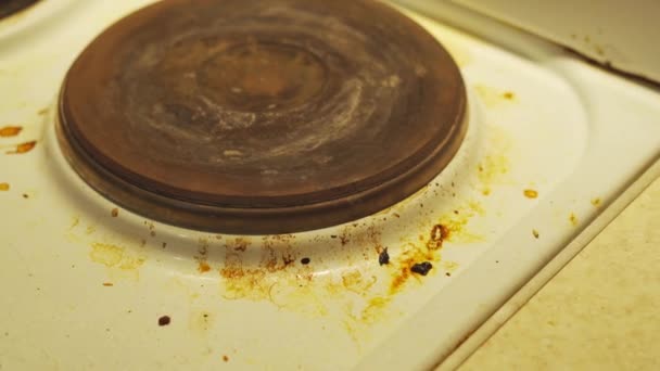 Стара брудна застаріла електрична плита зі застарілими панелями опалення — стокове відео