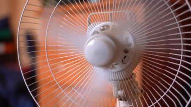 Yer pervanesi sıcak havada odada çalışır.