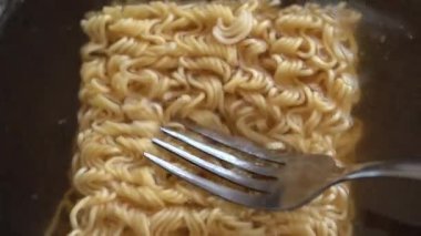 Hazır erişteleri sıcak suya batırıyorum.