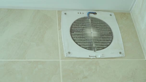 Засоренная сетка воздушного экстрактора, встроенного в стену в ванной комнате — стоковое видео