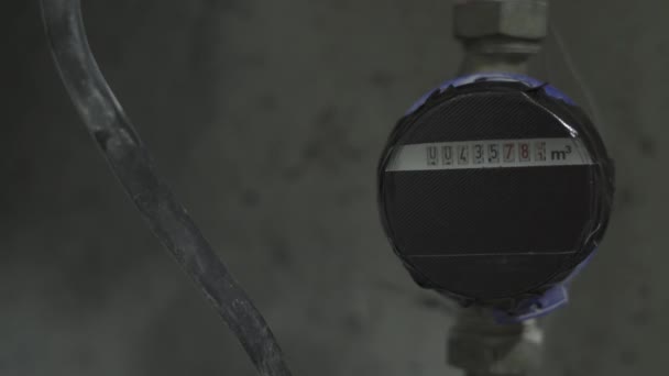 The cold water meter spins and counts the water consumption — Stock Video