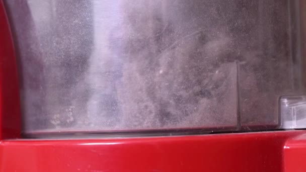 Nuages de poussière dans l'aspirateur lecteur close-up — Video