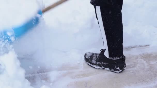 Kiev, Ukraine - 9 février 2021 : Nettoyage du sentier de la maison avec une pelle sur un terrain privé — Video