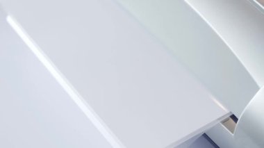 Beyaz kağıt, yüksek sıcaklıkta laminatör ile kaplama işlemi