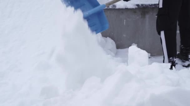 Melemparkan tumpukan besar salju dengan sekop di malam hari — Stok Video