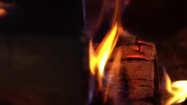 Blikající video hořícího ohně při minimální rychlosti závěrky — Stock video