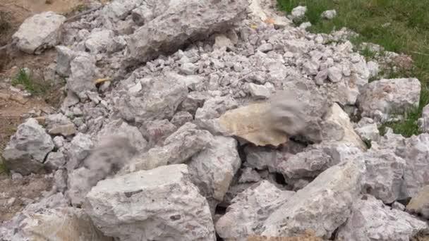 Építési betonhulladék ártalmatlanítása egy halomban — Stock videók
