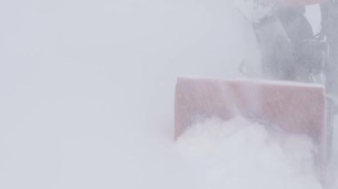 Kar temizleyicisi kötü görüş mesafesinde kar altında süzülür.