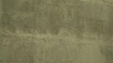 Tırtıklı beton, alçının daha iyi yapışması için duvara uygulanır.