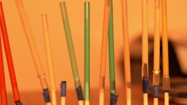 Flüoresan çubuklar karanlıkta yanıp sönüyor.