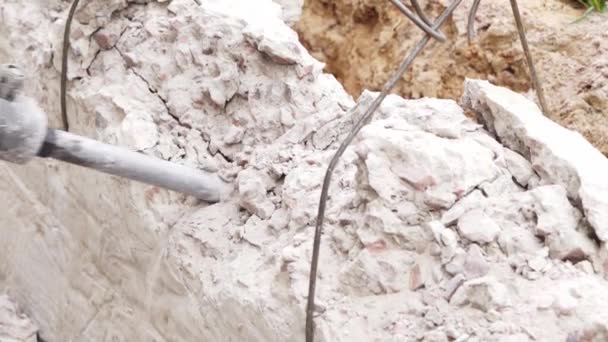 Пробивание цельного бетона специальным отбойным молотком крупным планом в замедленной съемке — стоковое видео