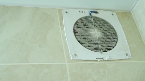 Засоренная сетка воздушного экстрактора, встроенного в стену в ванной комнате — стоковое видео