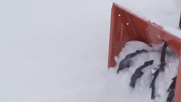 Kiev, Ucrania - 14 de febrero de 2021: Espectacular cubo robot y barrena de nieve de un soplador de nieve FORTE en cámara lenta — Vídeo de stock