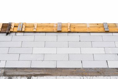 Betonla güçlendirilmiş kemer dökmek için ahşap kaplama.