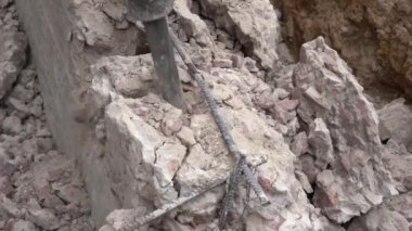 İnşaat alanındaki beton bir binanın yıkımı, üst manzara.