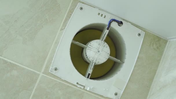 Работа вентилятора желтого капота в ванной комнате крупным планом — стоковое видео