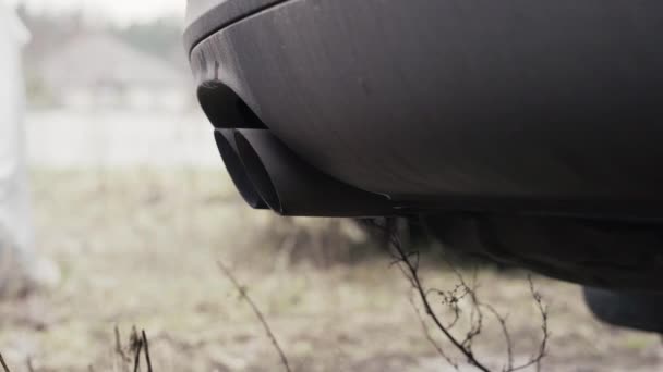 Smoke soaring from the exhaust pipes of a car close-up — Stock Video