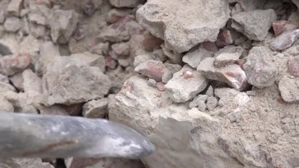 建設ジャックハンマー、クローズアップとコンクリートの石の研削 — ストック動画