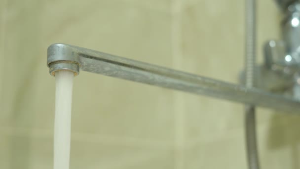 Vattenflöden från kranen i badrummet närbild — Stockvideo