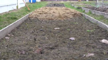 Nemini korumak ve ot büyümesini önlemek için temiz bir yatağı kuru otlarla kaplamak.